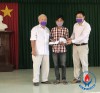 Thầy Hoàng Dũng và anh Trần Văn Tiện đại diện BLL HDH Đức Nhuận tặng quà biểu dương tấm lòng em Lư Ngọc Duy.