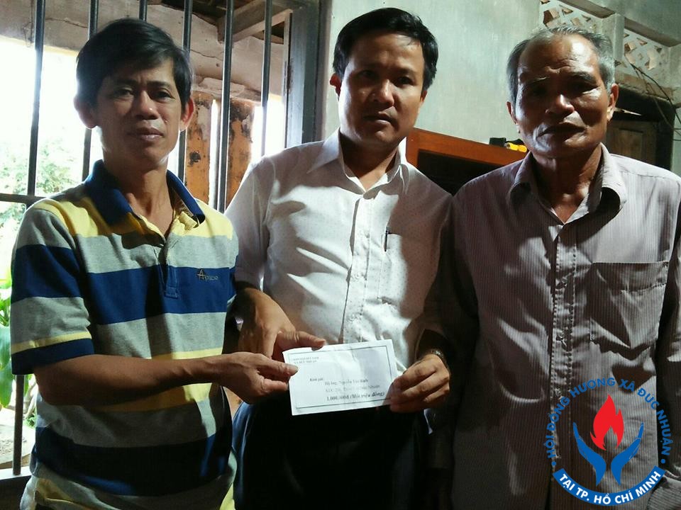 Anh Phạm Bá Thiên - đại diện UBMTTQVN xã Đức Nhuận tặng quà hỗ trợ gia đình chú Nguyễn Tấn Binh