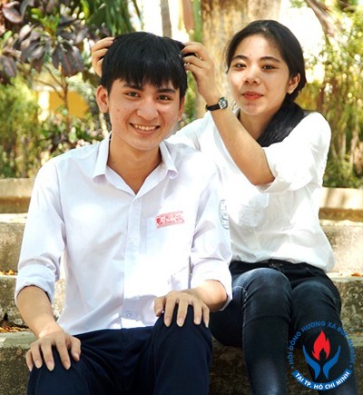 Võ Mạnh Tùng và Lê Thị Ngọc Ánh là bạn học cùng lớp 12A1. Ảnh: Phạm Linh.