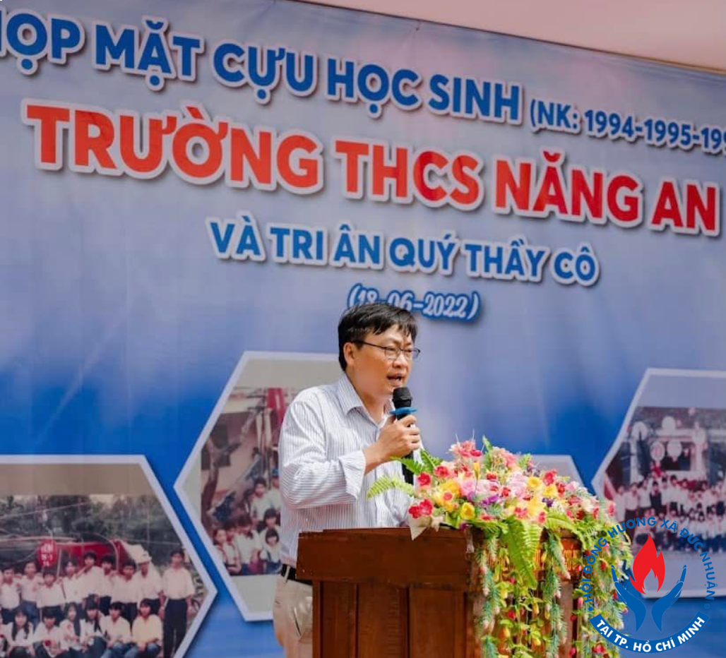 Anh Trần Văn Tiện tham gia vào hoạt động tổ chức ngày kỹ niệm của tường tiểu học quê nhà.